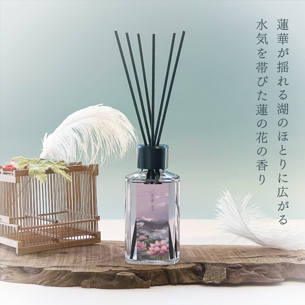 蓮華が揺れる湖のほとりに広がる 水気を帯びた蓮の花の香り